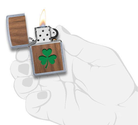  Zippo Woodchuck mit grünem Kleeblatt geöffnet mit Flamme in stilisierter Hand