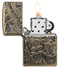 Zippo Feuerzeug antik Messing mit tief eingravierten Totenköpfen geöffnet mit Flamme