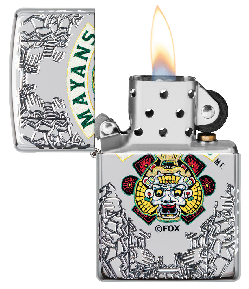 Zippo Feuerzeug chrom mit tiefen Gravuren Mayans M.C. geöffnet mit Flamme