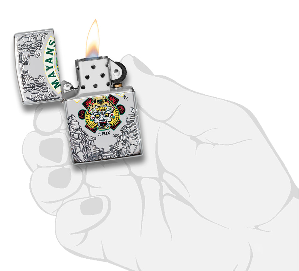 Zippo Feuerzeug chrom mit tiefen Gravuren Mayans M.C. geöffnet mit Flamme in stilisierter Hand