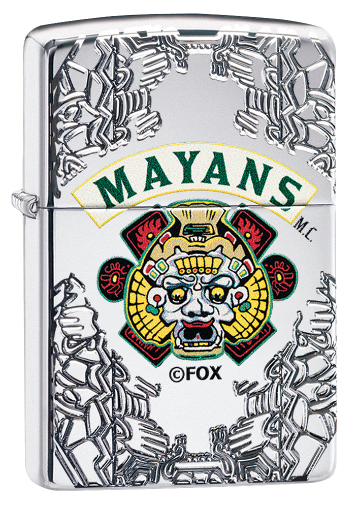 Frontansicht 3/4 Winkel Zippo Feuerzeug chrom mit tiefen Gravuren Mayans M.C.