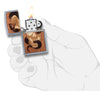 Zippo Woodchuck Totenkopf mit Schlange geöffnet mit Flamme in stilisierter Hand