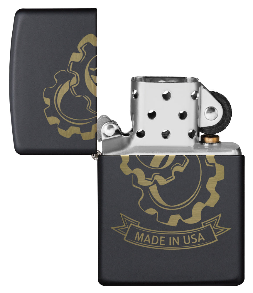 Zippo Feuerzeug Frontansicht schwarz matt geöffnet mit verschlungenen Zahnrädern und "Made in USA" Schriftzug eingraviert