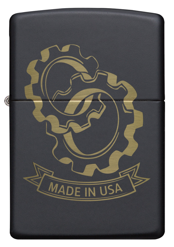 Zippo Feuerzeug Frontansicht schwarz matt mit verschlungenen Zahnrädern und "Made in USA" Schriftzug eingraviert