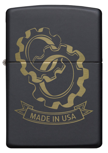 Zippo Feuerzeug Frontansicht schwarz matt mit verschlungenen Zahnrädern und "Made in USA" Schriftzug eingraviert