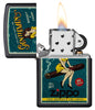 Zippo Feuerzeug Frontansicht schwarz matt geöffnet und angezündet mit Abbildung von Frau auf Zigarre sitzend im Retro Stil