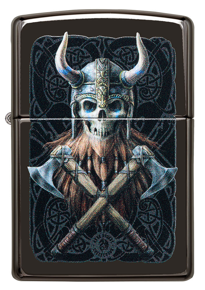Zippo Feuerzeug Frontansicht Hochglanz schwarz mit Wikinger Totenkopf Abbildung, überkreuzten Äxten und schwarzen Schnörkeln im Hintergrund