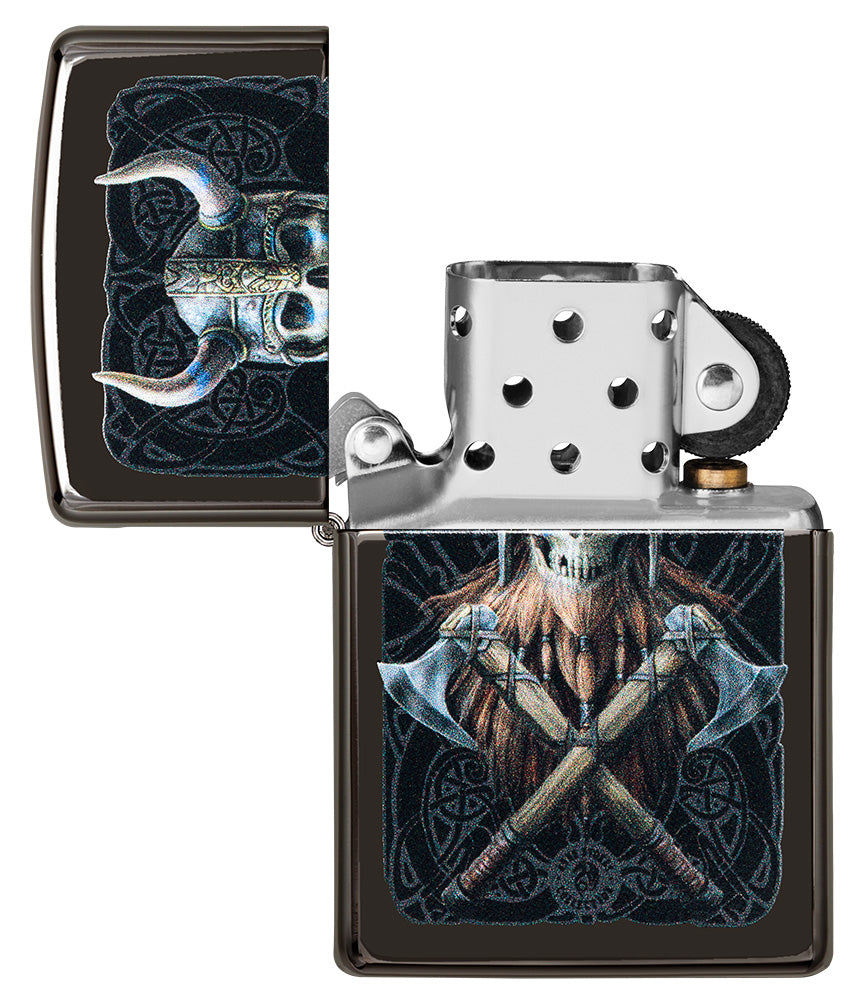 Zippo Feuerzeug Frontansicht Hochglanz schwarz geöffnet mit Wikinger Totenkopf Abbildung, überkreuzten Äxten und schwarzen Schnörkeln im Hintergrund