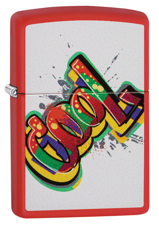 Zippo Feuerzeug Frontansicht ¾ Winkel rot matt mit "Cool" Schriftzug in verschiedenen Farben auf weißem Hintergrund