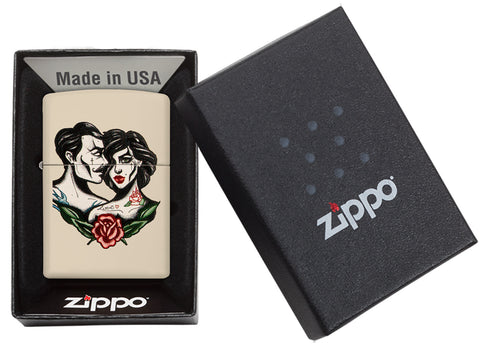 Frontansicht Zippo Feuerzeug Cream Matte mit Tattoo Optik Mann und Frau in geöffneter Verpackung
