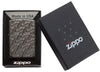  Zippo Feuerzeug grau glänzend mit verschlungenen Zick-Zack-Linien in offener Box