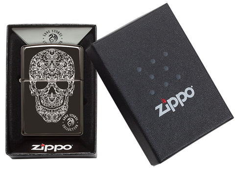 Zippo Feuerzeug Frontansicht Hochglanz schwarz mit eingraviertem Totenschädel aus Schnörkeln designt von Anne Stokes in offener exklusiver Box