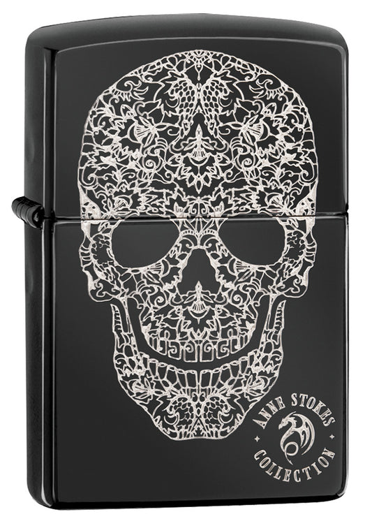 Zippo Feuerzeug Frontansicht ¾ Winkel Hochglanz schwarz mit eingraviertem Totenschädel aus Schnörkeln designt von Anne Stokes