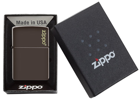 Zippo Feuerzeug Frontansicht braun matt Basismodell mit Zippo Logo in offener Box