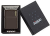 Zippo Feuerzeug Frontansicht braun matt Basismodell mit Zippo Logo in offener Box