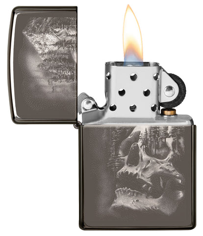 Zippo Feuerzeug grau glänzend Totenkopf als Bergmassiv, aus dem Tannen erwachsen geöffnet mit Flamme
