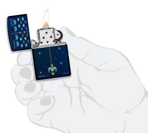 Zippo Feuerzeug Frontansicht geöffnet und angezündet in dunkelblau mit Retro Motiv Computerspiel Raumschiff gegen Außerirdische in stilisierter Hand