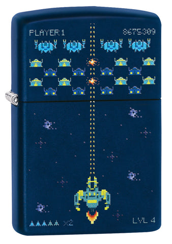 Zippo Feuerzeug Frontansicht ¾ Winkel in dunkelblau mit Retro Motiv Computerspiel Raumschiff gegen Außerirdische