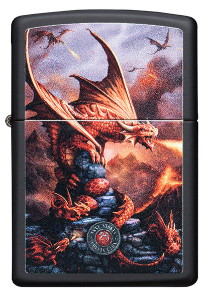 Zippo Feuerzeug Frontansicht schwarz matt mit Bild von feuerspeienden Drachen