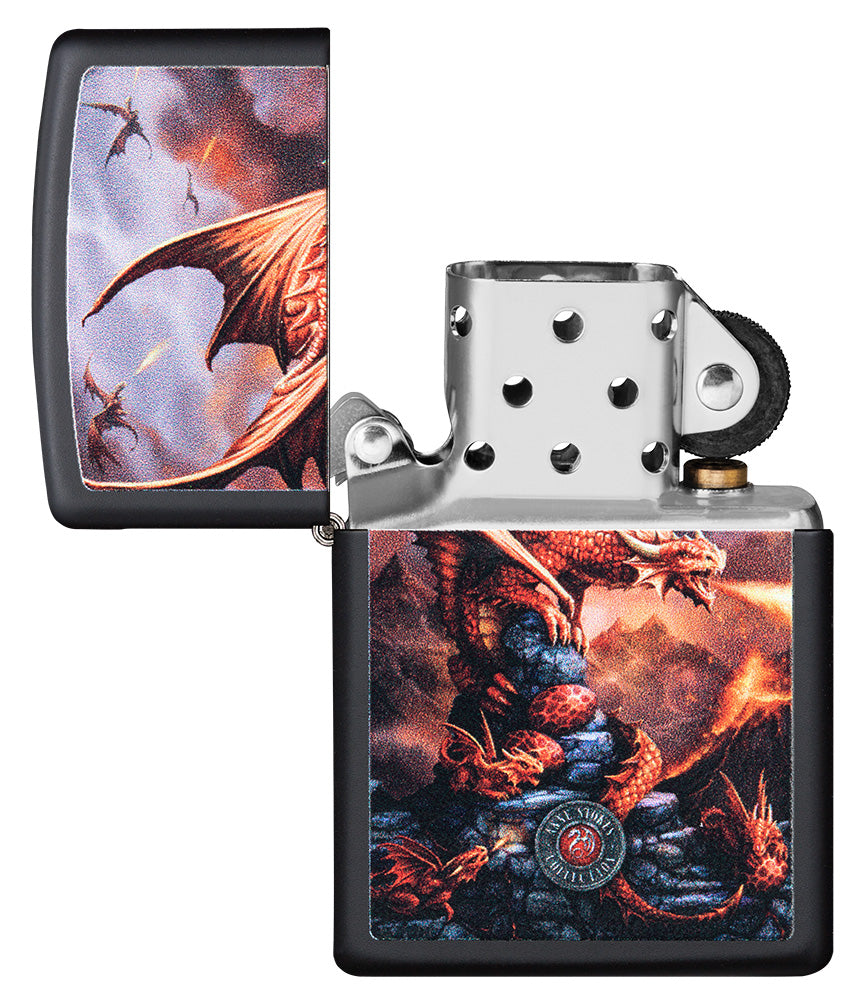Zippo Feuerzeug Frontansicht schwarz matt geöffnet mit Bild von feuerspeienden Drachen