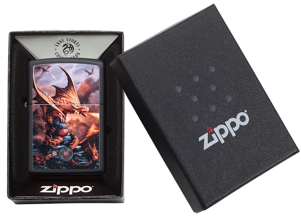 Zippo Feuerzeug Frontansicht schwarz matt mit Bild von feuerspeienden Drachen in offener Box