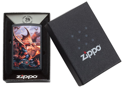 Zippo Feuerzeug Frontansicht schwarz matt mit Bild von feuerspeienden Drachen in offener Box