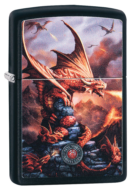 Zippo Feuerzeug Frontansicht ¾ Winkel schwarz matt mit Bild von feuerspeienden Drachen