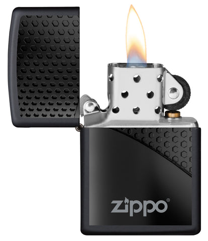 Vue de face du briquet tempête Zippo Black Hexagon Design ouvert, avec flamme