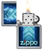 Vue de face du briquet tempête Zippo Speed Design ouvert, avec flamme