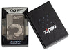 Frontansicht  Zippo Feuerzeug grau glänzend James Bond 007 in geöffneter Geschenkverpackung