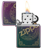 Frontansicht Zippo Feuerzeug Iridescent Matte mit Zippo Stempel Logo als Laser Gravur geöffnet mit Flamme
