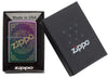 Frontansicht Zippo Feuerzeug Iridescent Matte mit Zippo Stempel Logo als Laser Gravur in geöffneter Geschenkverpackung 