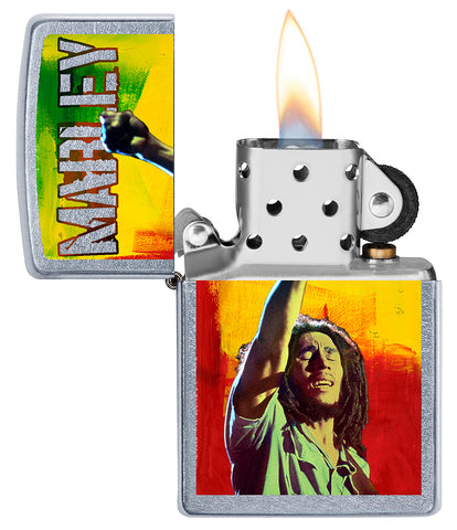 Zippo Feuerzeug Frontansicht verchromt geöffnet und angezündet mit farbiger Abbildung von Bob Marley mit erhobener Faust