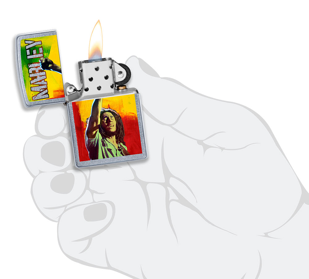Zippo Feuerzeug Frontansicht verchromt geöffnet und angezündet mit farbiger Abbildung von Bob Marley mit erhobener Faust in stilisierter Hand