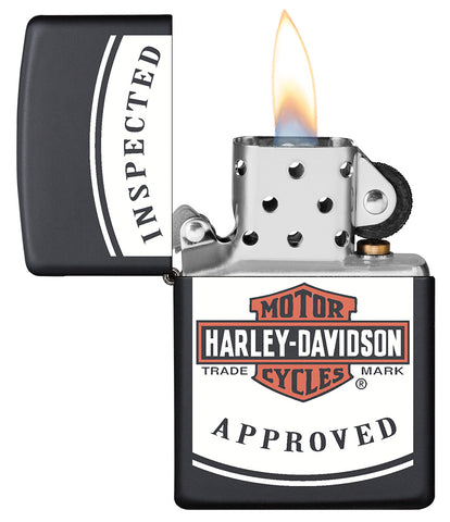 Frontansicht Zippo Feuerzeug Schwarz Matt mit Harley Davidson Logo und Inspected Approved Schriftzug geöffnet mit Flamme