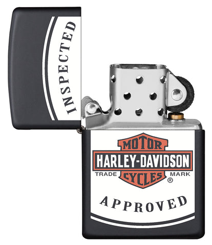 Frontansicht Zippo Feuerzeug Schwarz Matt mit Harley Davidson Logo und Inspected Approved Schriftzug geöffnet