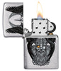 Frontansicht Zippo Feuerzeug Chrome gebürstet mit Göttervater Odin Kopf geöffnet mit Flamme