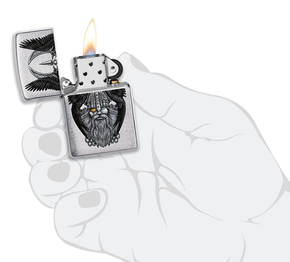 Frontansicht Zippo Feuerzeug Chrome gebürstet mit Göttervater Odin Kopf geöffnet mit Flamme in stilistischer Hand