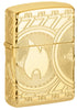 Zippo Feuerzeug Frontansicht ¾ Winkel Währung Design, das die Zippo Flamme auf einer Münze mit Bögen von Kreisen in tiefen Gravur
