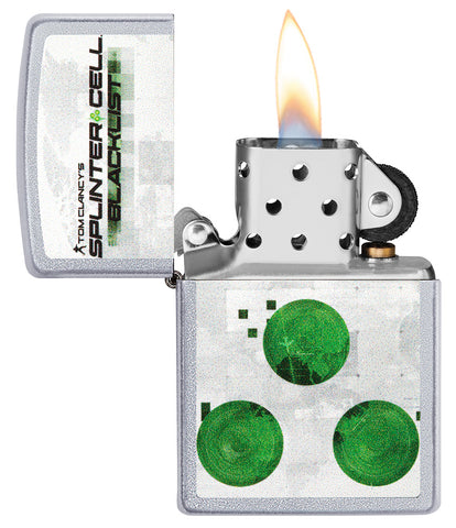 Frontansicht Zippo Feuerzeug Chrome gebürstet Tom Clancys Splinter Cell® mit Motiv geöffnet mit Flamme