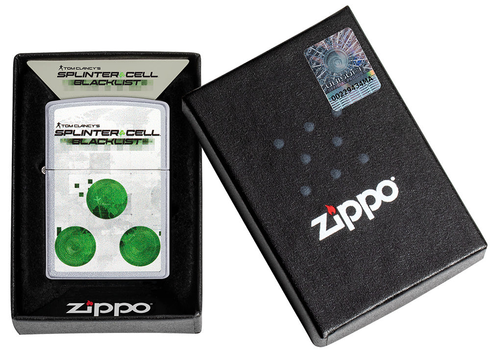 Frontansicht Zippo Feuerzeug Chrome gebürstet Tom Clancys Splinter Cell® mit Motiv in geöffneter Geschenkverpackung