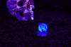 Zippo Feuerzeug mit aufgedrucktem schwarzem Raben im Mondlicht auf einem Totenschädel auf einem schwarz mattem Hintergrund