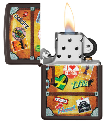 Zippo Feuerzeug Frontansicht braun, die einen Koffer mit verschiedenen Städteaufklebern, wie Paris, Hawaii, Barcelona, New York geöffnet mit Flamme