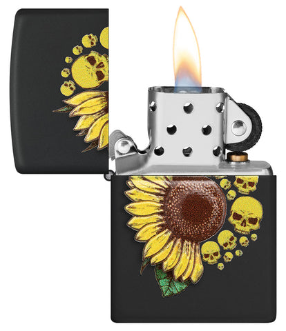 Zippo Feuerzeug mit gelber Sonnenblume und Totenköpfen auf einem schwarz mattem Hintergrund geöffnet mit Flamme