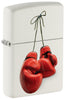 Frontansicht ¾ Winkel Zippo Feuerzeug weiß mit roten Boxhandschuhen