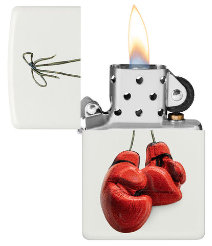 Zippo Feuerzeug weiß mit roten Boxhandschuhen geöffnet mit Flamme