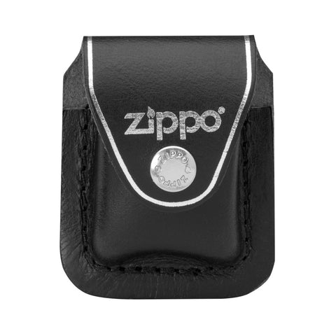 Frontansicht Zippo Lederpouch schwarz mit Zippo Logo und Druckknopf