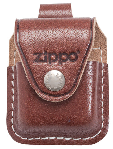 Frontansicht Zippo Lederpouch braun mit Zippo Logo und Druckknopf