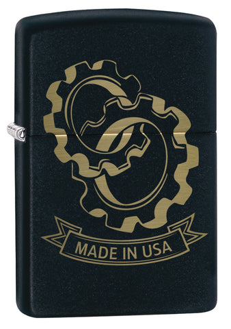 Zippo Feuerzeug Frontansicht ¾ Winkel schwarz matt mit verschlungenen Zahnrädern und "Made in USA" Schriftzug eingraviert