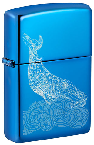 Zippo Feuerzeug Frontansicht ¾ Winkel Wal Design glänzend hellblau mit einem eingravierten Wal mit runden Wellen